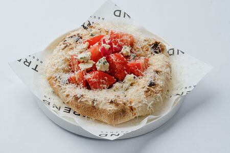 Флэт брэд с томатами и сыром дорблю 