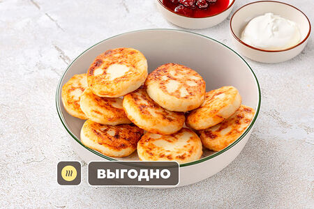 Большая порция сырников со сметаной и вареньем