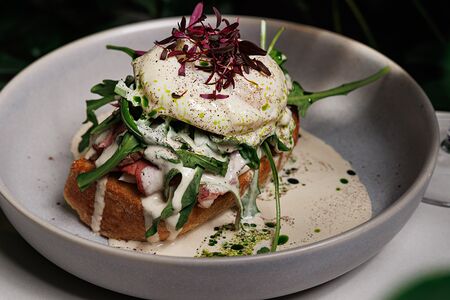 Яйцо Бенедикт с ростбифом, яйцом пашот и соусом вителло тоннато