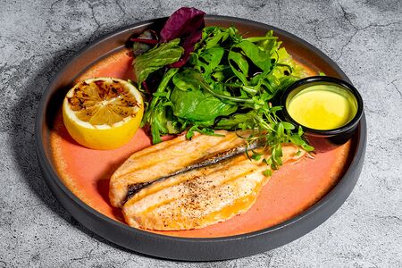 Лосось на гриле с миксом салатов