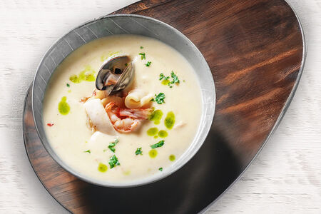 Клэм-чаудер с морепродуктами