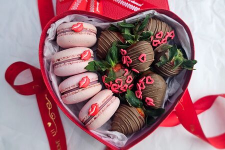 Макарон + клубника 