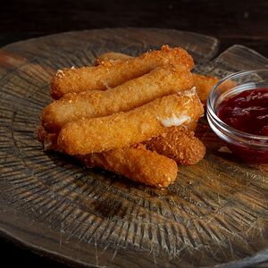 Сырные палочки с брусничным соусом