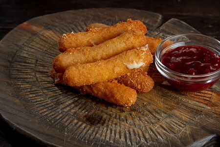 Сырные палочки с брусничным соусом