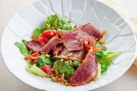 Салат с подкопченной мраморной говядиной и грейпфрутом
