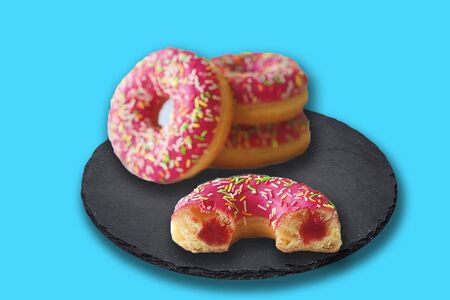 Донат с клубничной начинкой