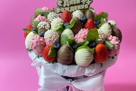 Шляпная коробка с клубникой в шоколаде и топпером из молочного и белого шоколада С днем рождения