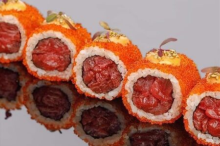 Ролл с тартаром из тунца блюфин с соусом юдзу и спайси