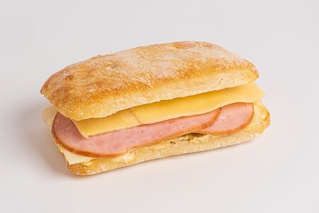 Гриль-сэндвич с ветчиной, сыром и огуречным релишем