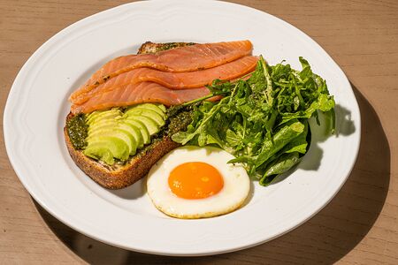 Тост с авокадо, яйцом и лососем