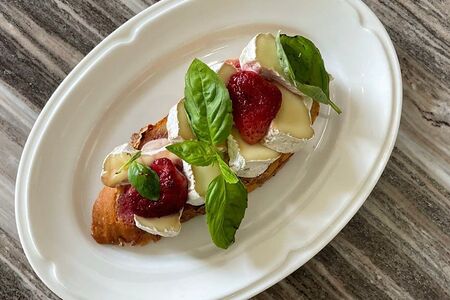 Брускетта с сыром и ягодами