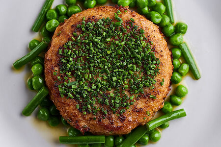 Куриная котлета с зелёным горошком