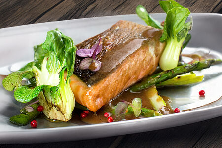 Филе лосося со спаржей и пак-чой