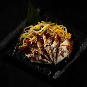 Салат с копчёным угрём