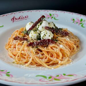 Спагетти с вялеными томатами и моцареллой