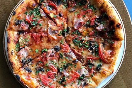 Пицца с беконом и моцареллой маленькая