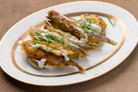 Корюшка с битым картофелем