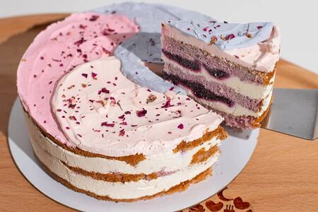 Лавандовый торт с голубикой на креме чиз