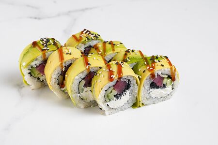 С авокадо, с тунцом и чёрной икрой тобико