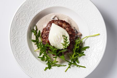 Бифштекс с грибным соусом