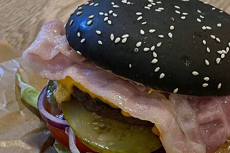 Острый с беконом с чёрной булочкой