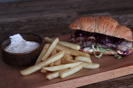 Круассан-бургер биф