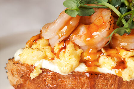 Тост с креветками, сливочным скремблом и мягким сыром