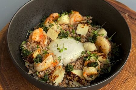 Гречка с адыгейским сыром, креветками и яйцом пашот