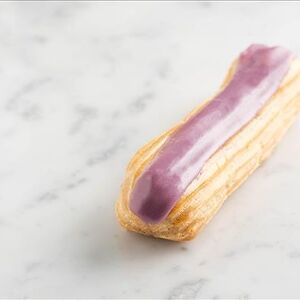 Эклер с черной смородиной