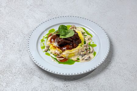 Щеки теленка с картофельным пюре