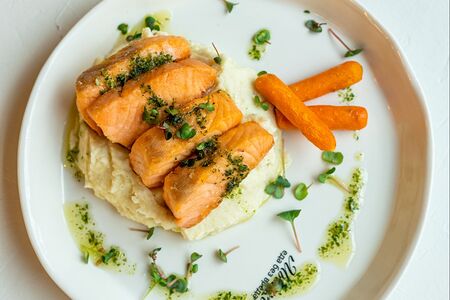 Лосось с пюре из сельдерея