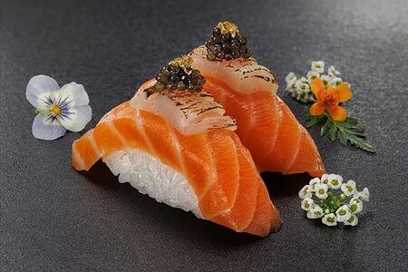 Суши лосось с гребешком голд