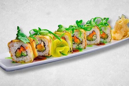 Ролл цукини гриль с запеченным перцем и кремом из авокадо 