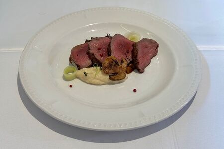 Тальятта из говяжьего филе с кремом из сельдерея