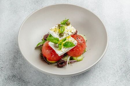 Помидоры, огурцы, оливки, брынза