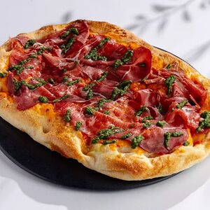 Пицца Брезаола, манго и песто