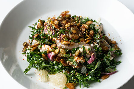 Салат из кейла с грейпфрутом и кунжутом