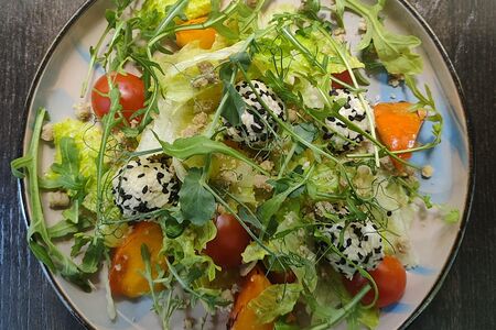 Салат с карамелизированной хурмой и нежным творожным сыром