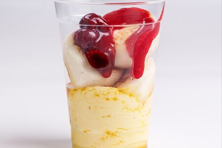 Сырники с ванилью, ягодой и лимоном