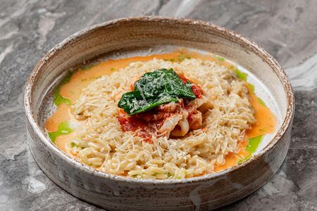 Орзо с кальмаром и томатной сальсой