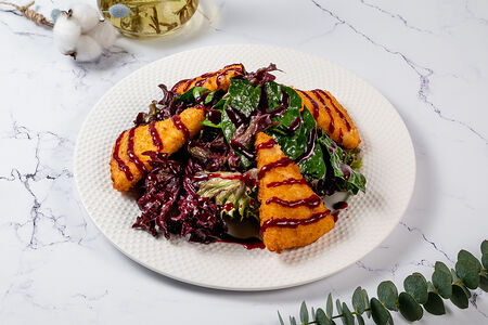 Салат со шпинатом, жареным сулугуни и инжиром