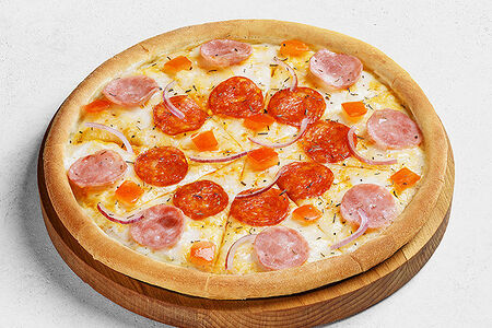 С ветчиной и помидорами средняя