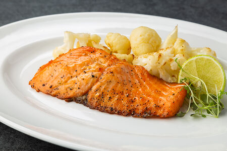 Дикая форель на огне с цветной капустой