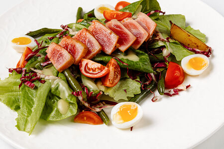 Нисуаз с обжаренным тунцом и соусом лимончелло