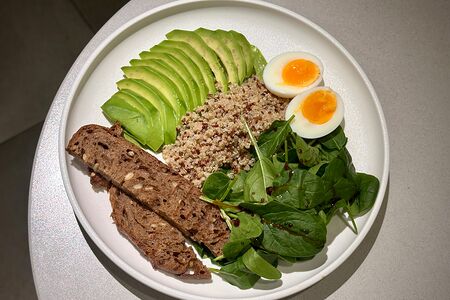 Завтрак с киноа, авокадо и яйцом 