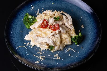 Паста с курицей и брокколи в сливочном соусе