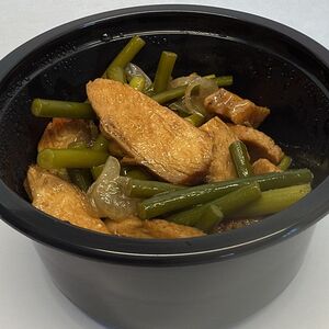 Теплый салат с курицей терияки 