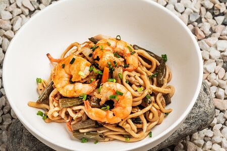 Яичная лапша в устричном соусе со стручковой фасолью