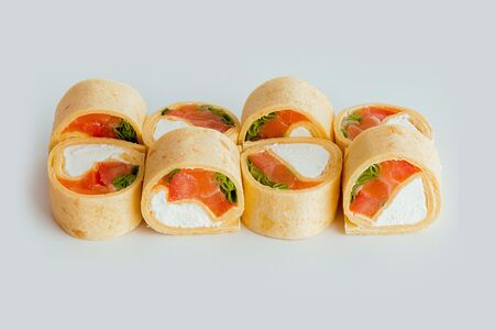 Ролл с лососем в тортилье