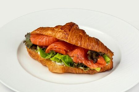 Круассан с трюфельным лососем